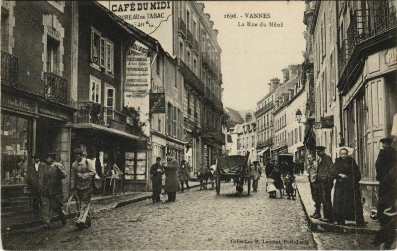 Carte postale ancienne Vannes-La Rue du Mene à Vannes
