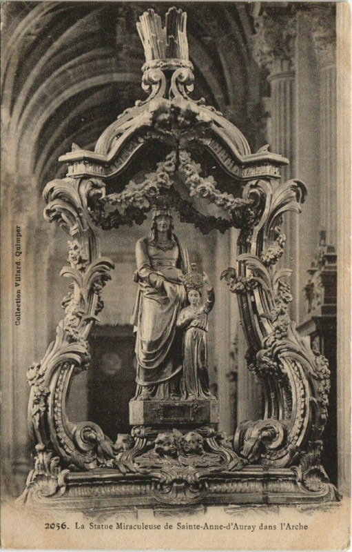 Carte postale ancienne La Statue Miraculeuse de Sainte-Anne-d'Auray dans l'Arche à Auray
