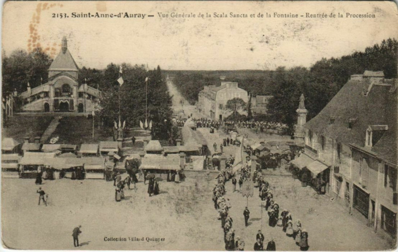 Carte postale ancienne Sainte-Anne-d'Auray-Vue générale de la Scala Sancta et de la Fontaine à Auray