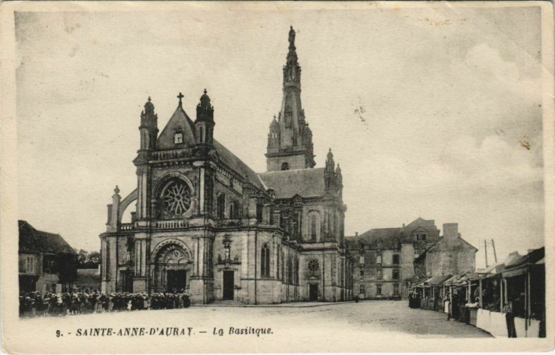 Carte postale ancienne Sainte-Anne-d'Auray-La Basilique à Auray