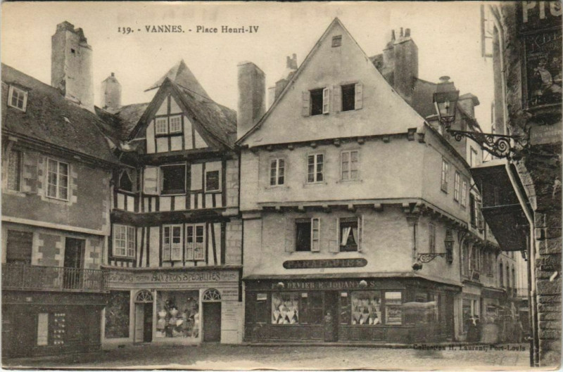 Carte postale ancienne Vannes-Place Henri Iv à Vannes