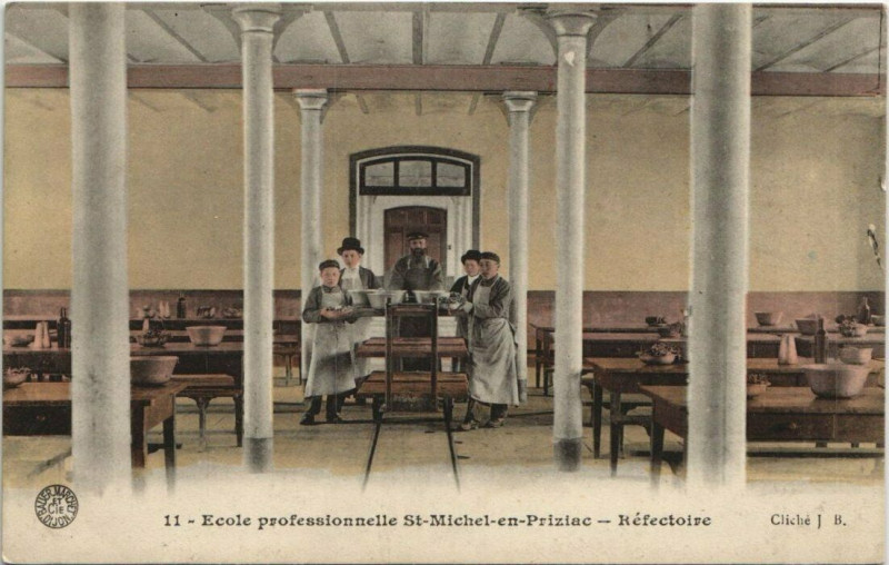 Carte postale ancienne Saint-Michel-en-Priziac-Refectoire à Priziac