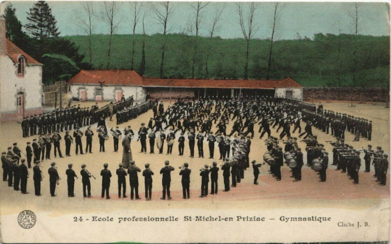 Carte postale ancienne Saint-Michel-en-Priziac-Gymnastique à Priziac