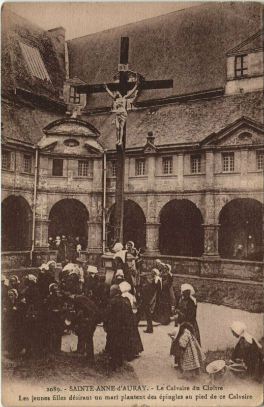 Carte postale ancienne Sainte-Anne-d'Auray-Le Calvaire du Cloitre à Auray