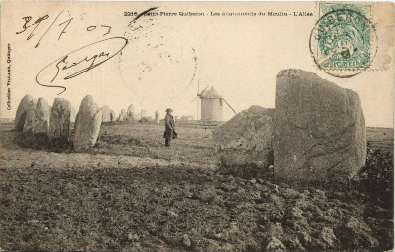 Carte postale ancienne Saint-Pierre Quiberon-Les Alignements du Moulin-L'Allée à Quiberon