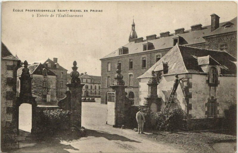 Carte postale ancienne Saint-Michel-en-Priziac-Entrée de l'Etabl. à Priziac