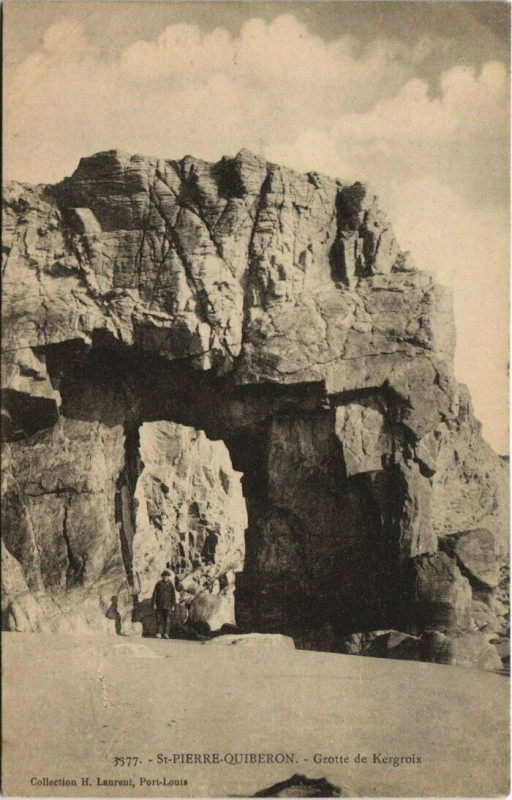 Carte postale ancienne Saint-Pierre Quiberon-Grotte de Kergroix à Groix