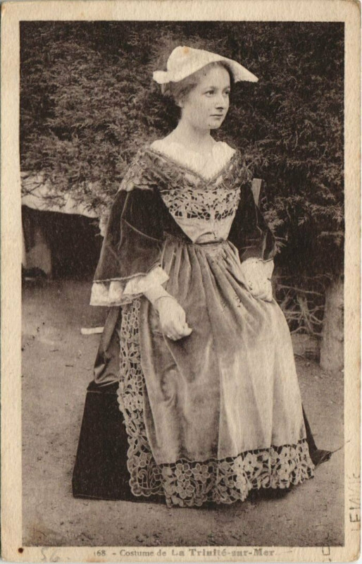 Carte postale ancienne Costume de la Trinite-sur-Mer
