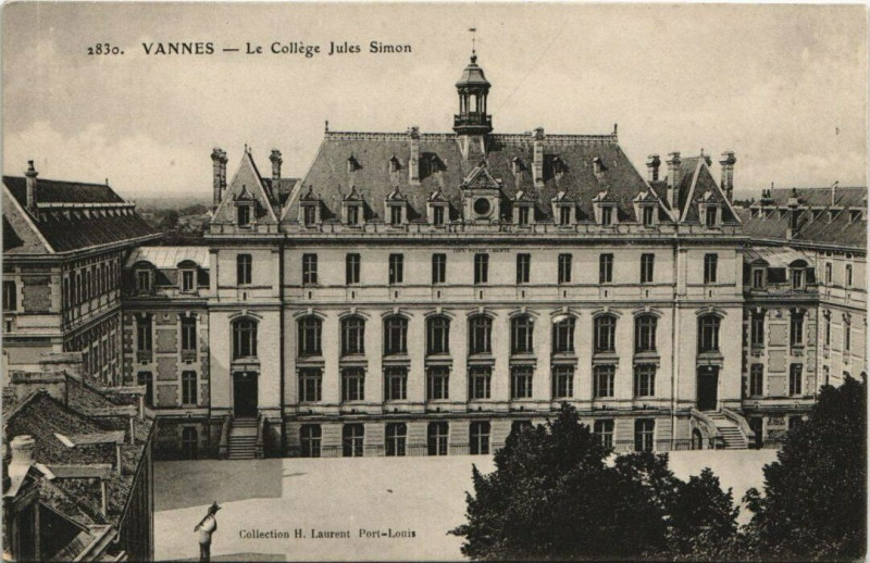 Carte postale ancienne Vannes-Le College Jules Simon à Vannes