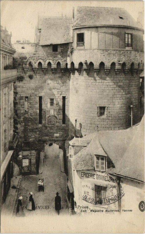 Carte postale ancienne Vannes-La Porte Prison à Vannes