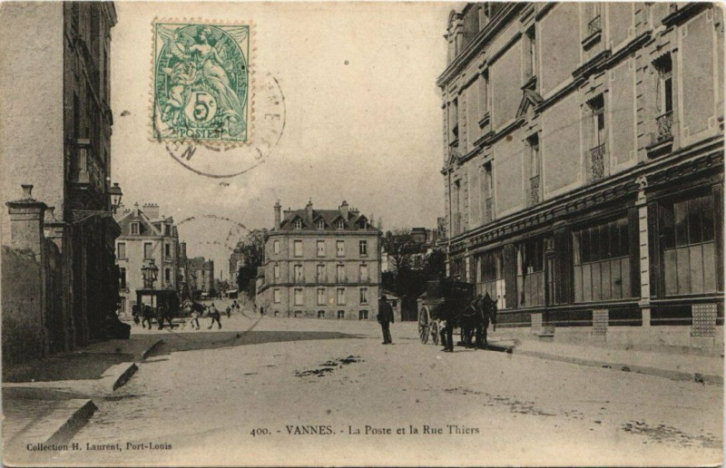 Carte postale ancienne Vannes-La Poste et la Rue Thiers à Vannes