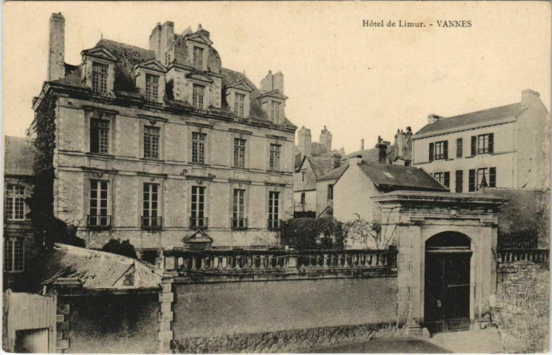 Carte postale ancienne Vannes-Hotel de Limur à Vannes