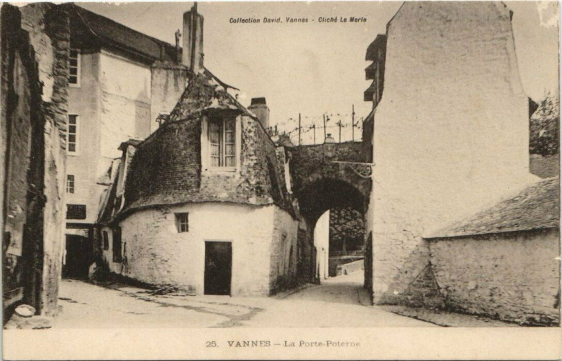 Carte postale ancienne Vannes-La Porte Poterne à Vannes