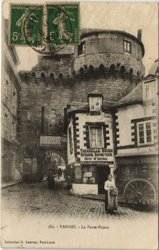 Carte postale ancienne Vannes-La Porte Prison à Vannes