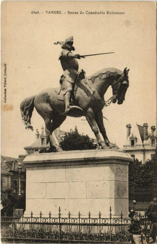 Carte postale ancienne Vannes-Statue du Connetable Richemont à Vannes