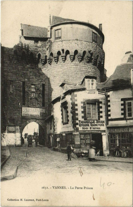 Carte postale ancienne Vannes-La Porte Prison à Vannes