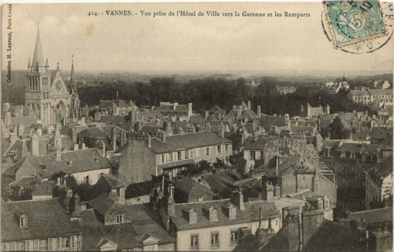 Carte postale ancienne Vannes-Vue prise de l'Hotel de Ville vers la Garenne et Remparts à Vannes