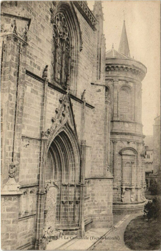 Carte postale ancienne Vannes-La Cathedrale à Vannes