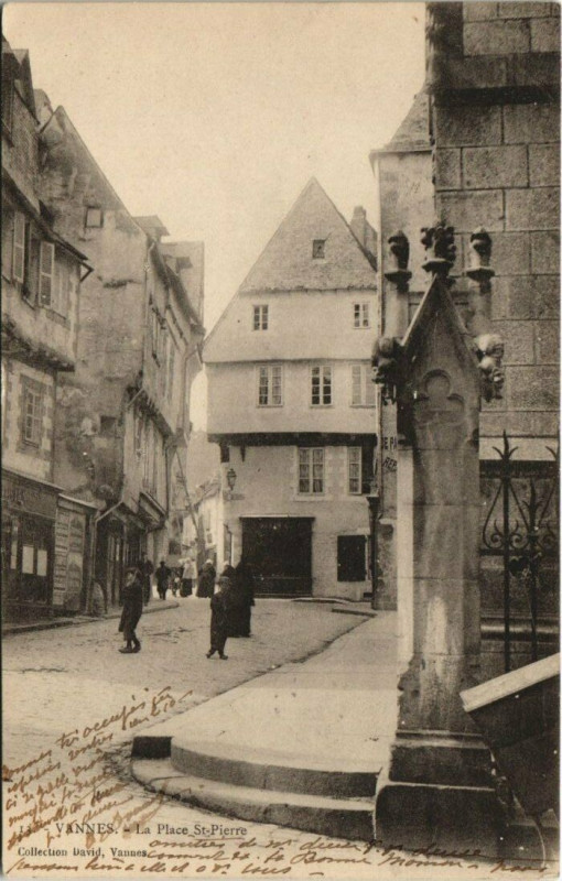 Carte postale ancienne Vannes-La Place Saint-Pierre à Vannes