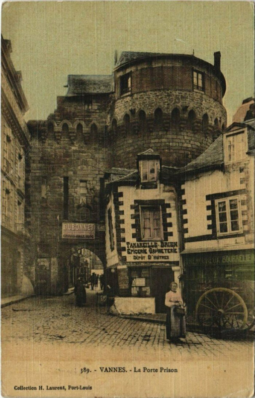Carte postale ancienne Vannes-La Porte Prison à Vannes