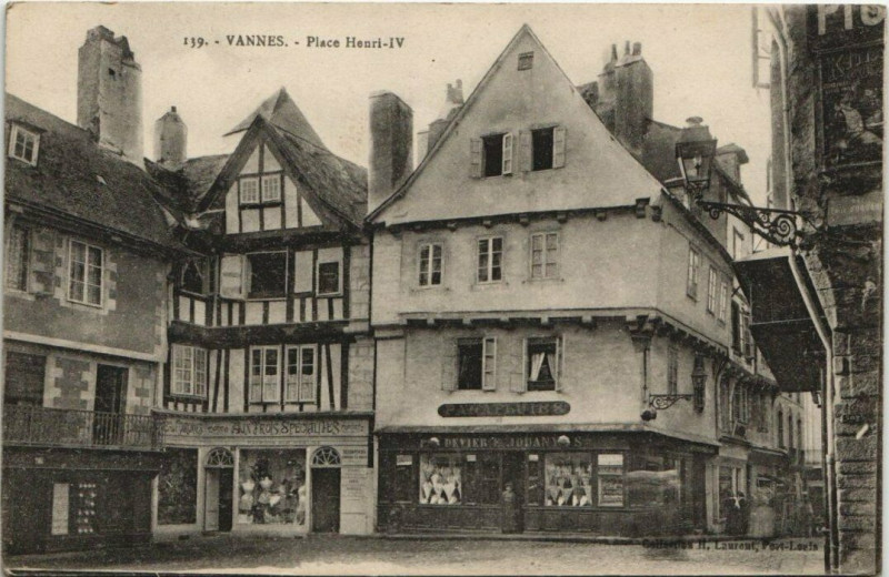 Carte postale ancienne Vannes-Place Henri Iv à Vannes