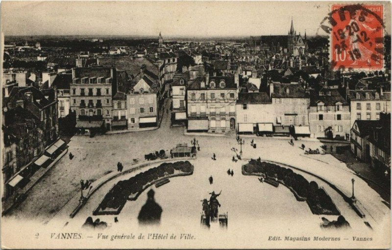 Carte postale ancienne Vannes-Vue générale de L'Hotel de Ville à Vannes