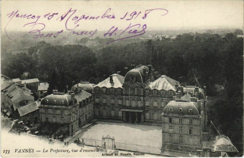 Carte postale ancienne Vannes-La Prefecture vue d'ensemble à Vannes