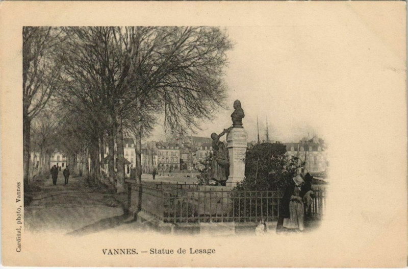 Carte postale ancienne Vannes - Statue de Lesage à Vannes