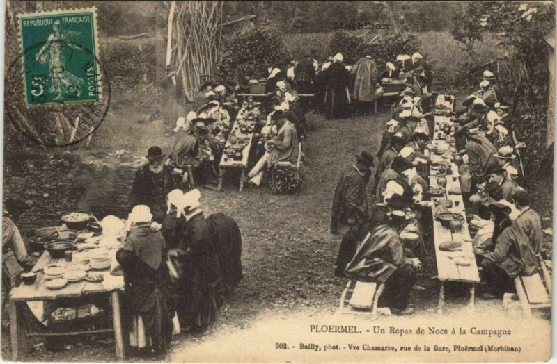 Carte postale ancienne Ploermel - Un Repas de Noce a la Campagne à Ploërmel