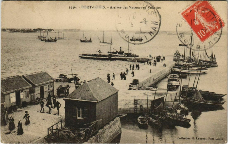 Carte postale ancienne Port-Louis - Arrivée des Vapeurs et Vedettes à Port-Louis