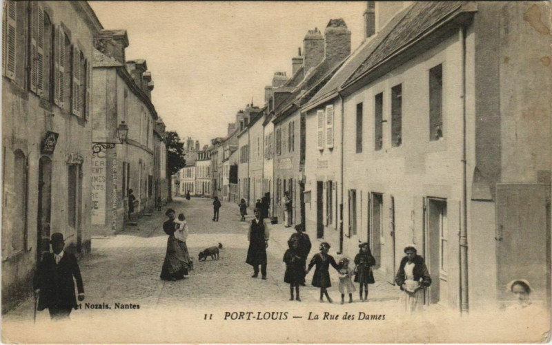 Carte postale ancienne Port-Louis - La Rue des Dames à Port-Louis