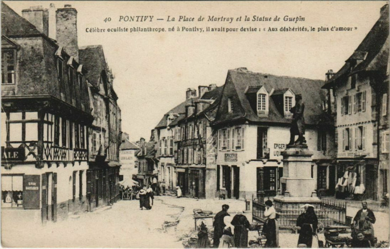 Carte postale ancienne Pontivy - La Place de Martray et la Statue de Guepin - Celebre... à Pontivy