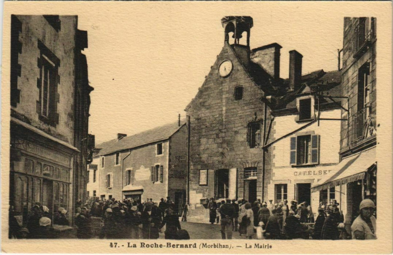 Carte postale ancienne La Roche-Bernard - La Mairie à La Roche-Bernard