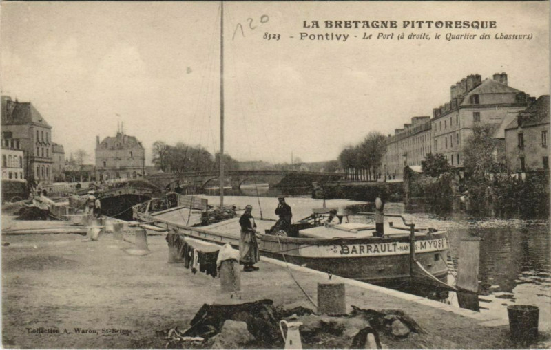Carte postale ancienne La Bretagne Pittoresque - Pontivy - Le Port (adroite le Quartier à Pontivy