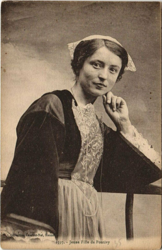 Carte postale ancienne Jeune Fille de Pontivy à Pontivy
