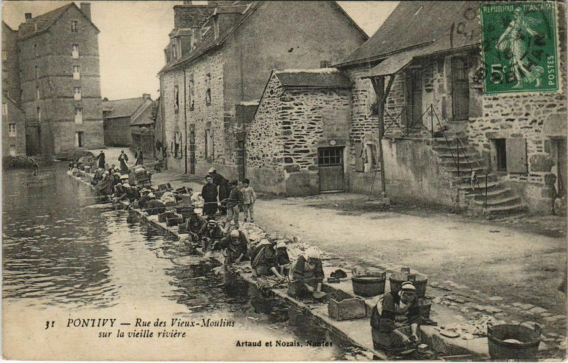 Carte postale ancienne Pontivy - Rue des Vieux-Moulins sur le vieille riviere à Pontivy