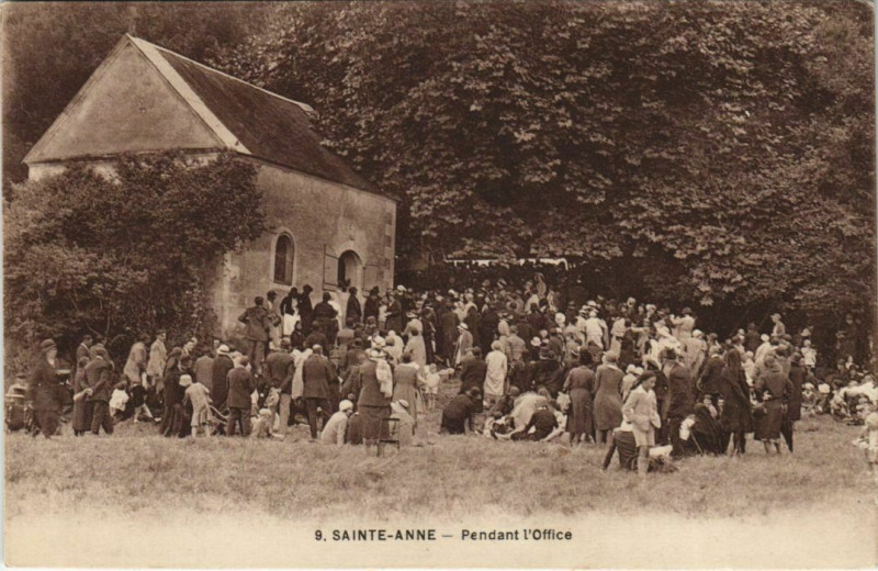 Carte postale ancienne Sainte-Anne - Rendant l'Office