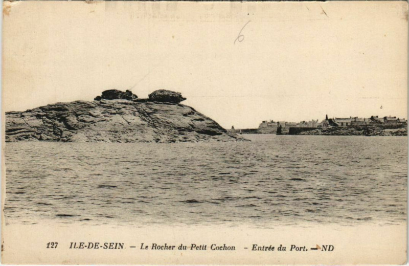 Carte postale ancienne Ile-de-Sein - Le Rocher du Petit Cochon - Entrée du Port