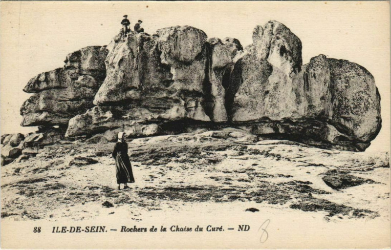 Carte postale ancienne Ile-de-Sein - Le Rocher de la Chaise du Cure
