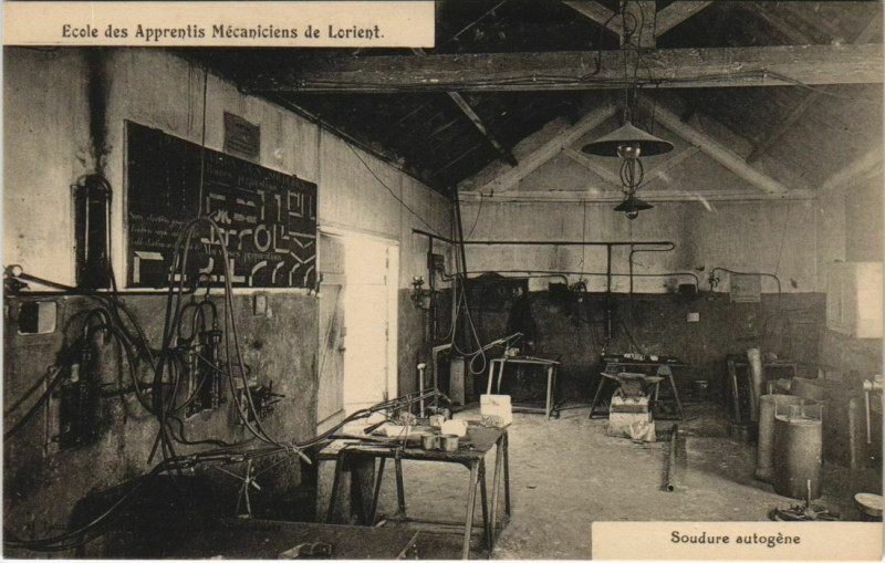 Carte postale ancienne Ecole des Apprentis-Mecaniciens de Lorient Soudure autogene à Lorient