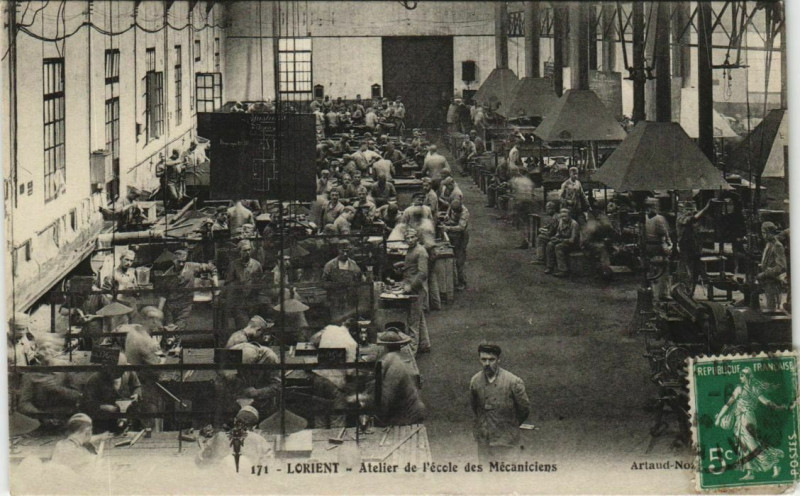 Carte postale ancienne Lorient - Atelier de PEcole des Mecaciniens à Lorient