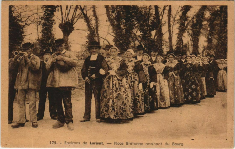 Carte postale ancienne Env. de Lorient - Noce Bretonne revenant du Bourg à Lorient