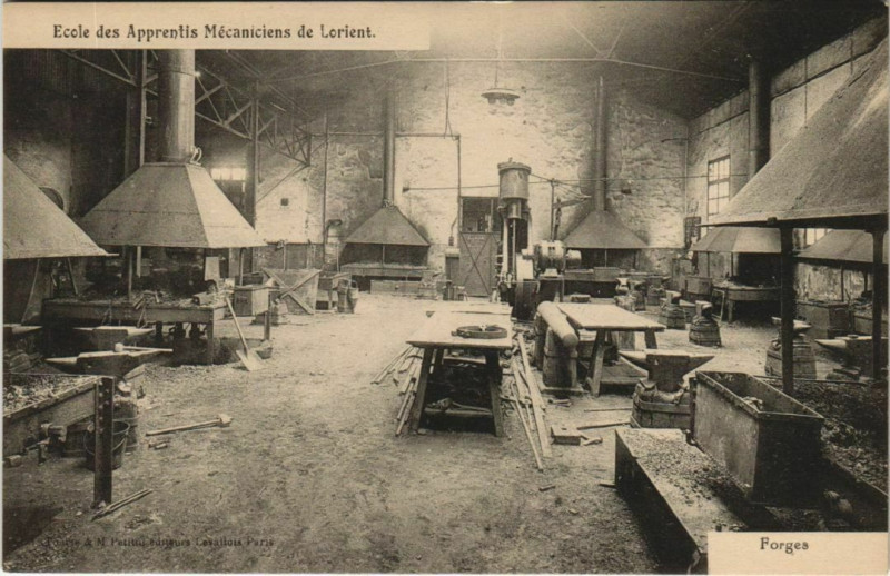 Carte postale ancienne Ecole des Apprentis-Mecaniciens de Lorient Forges à Lorient