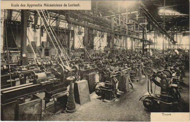 Carte postale ancienne Ecole des Apprentis-Mecaniciens de Lorient Tours à Lorient