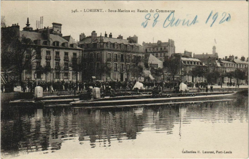 Carte postale ancienne Lorient - Sous-Marins an Bassin de Commerce à Lorient