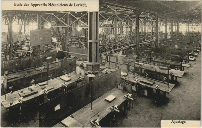 Carte postale ancienne Ecole des Apprentis-Mecaniciens de Lorient Ajustage à Lorient