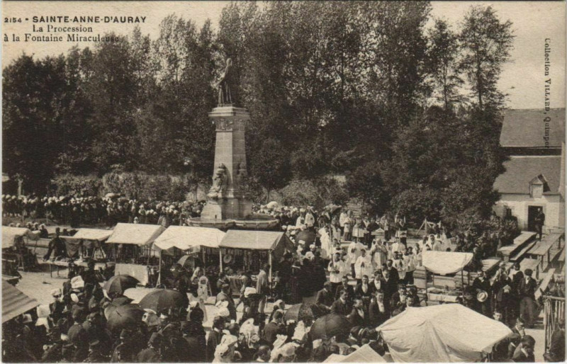 Carte postale ancienne Sainte-Anne-d'Auray - La Procession a la Fontaine Miraculesse à Sainte-Anne-d'Auray