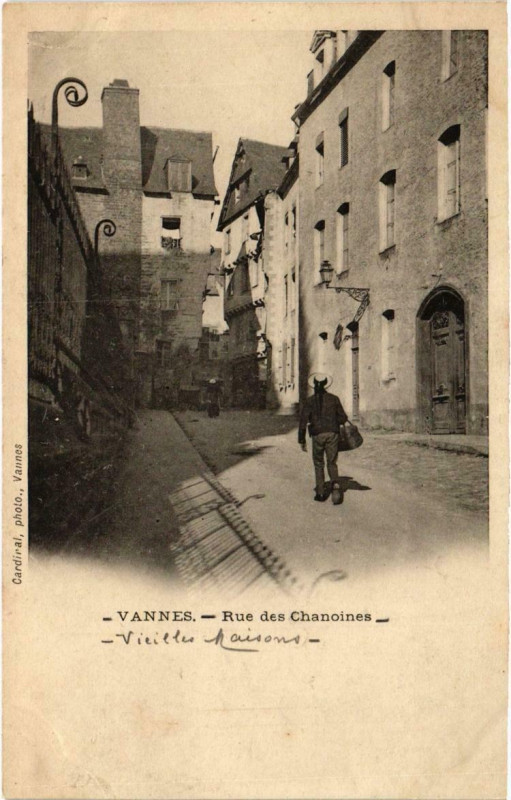 Carte postale ancienne Vannes - Rue des Chanoines à Vannes
