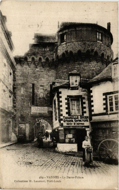Carte postale ancienne Vannes - La Porte Prison à Vannes