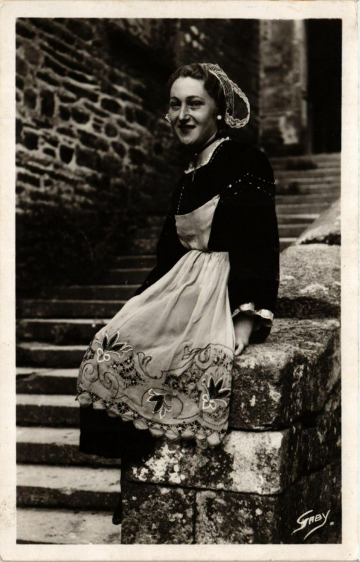 Carte postale ancienne Jeune Fille de Gourin à Gourin
